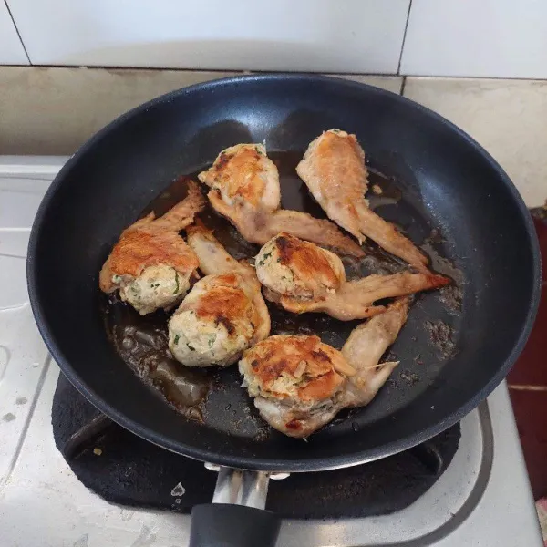 Balik sayap ayam,tuang kaldu ayam dan masak hingga gyoza ayam matang sempurna