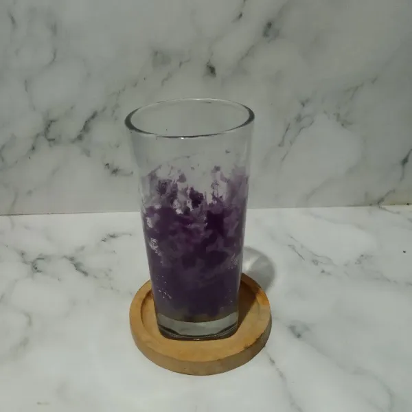 Masukkan ubi ungu halus ke dalam gelas sambil diratakan setiap sisinya.