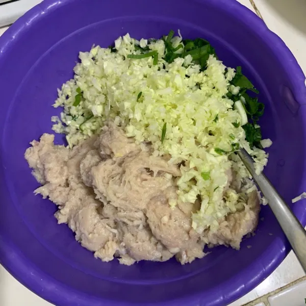 Tuang ayam ke dalam mangkuk, tambahkan potongan daun bawang dan cincangan kol.