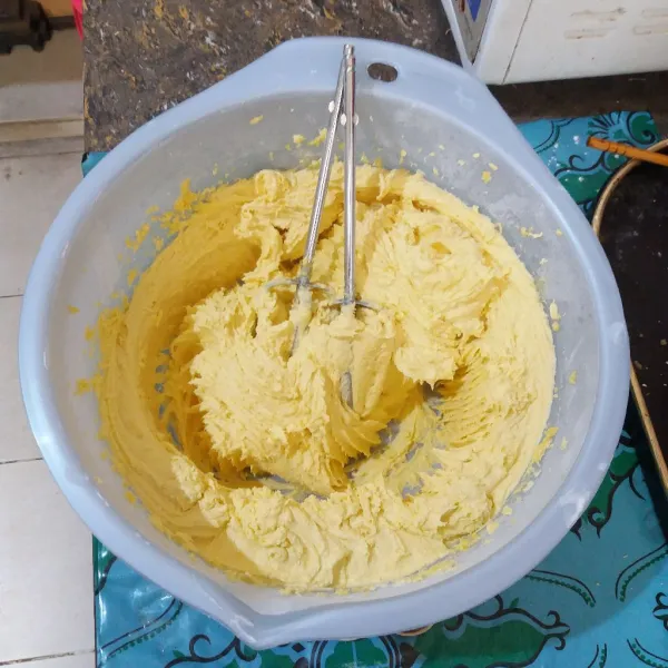 Masukkan terigu, margarin, gula halus, kuning telur, & vanili cair ke dalam wadah, mixer asal rata.
