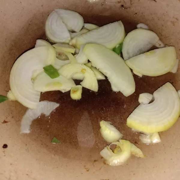Tumis bawang putih dan bawang bombai hingga harum.