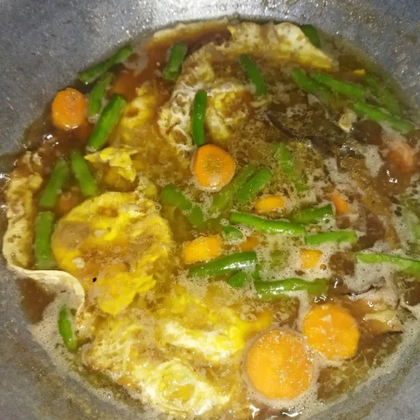 Masak hingga bumbunya meresap dan sayurannya matang, lalu angkat dan sajikan.