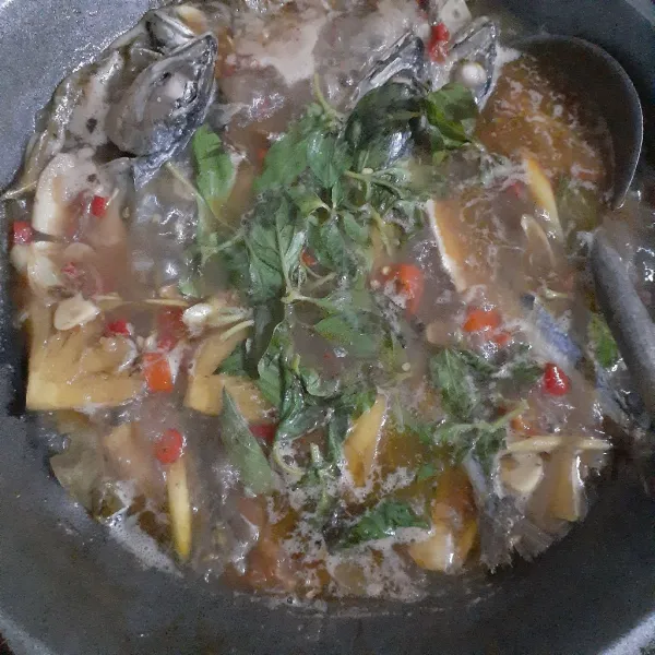 Masukkan ikan, nanas. Masak hingga ikan matang dan kuah sedikit menyusut. Tambahkan kemangi, aduk rata dan masak sesaat. Sajikan!