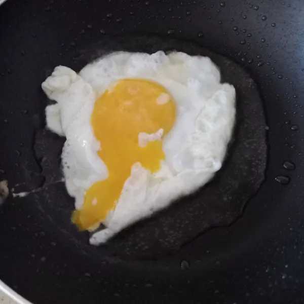 Goreng telur sampai matang.