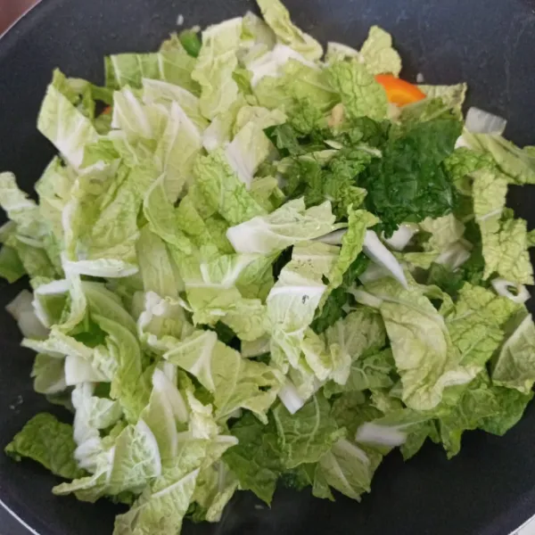 Masukkan daun sawi putih, bunga kol, brokoli, dan telur orak-arik. Aduk rata.