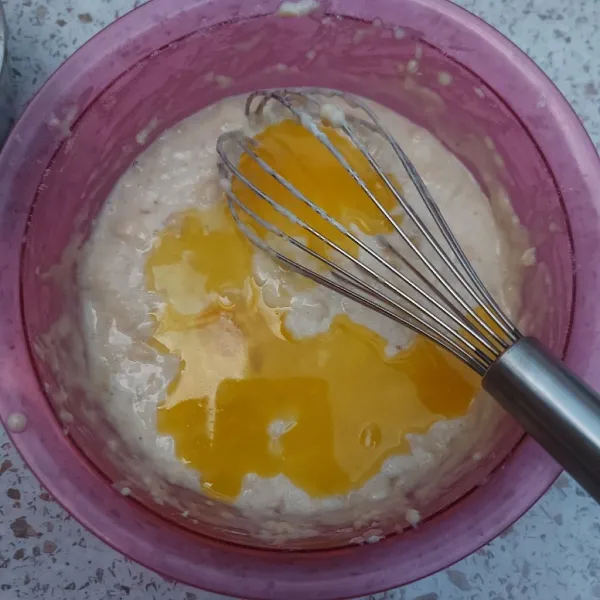 Terakhir, masukkan mentega cair. Aduk lagi sampai tidak ada mentega yang mengendap.