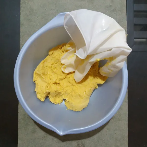 Masukkan terigu, margarin, & kuning telur ke dalam wadah, aduk hingga semua bahan tercampur rata, & simpan dalam kulkas sebentar.