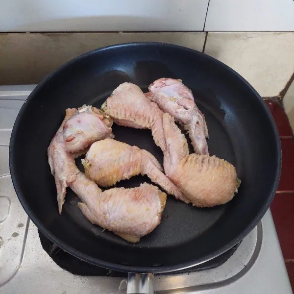 Siapkan pan,masukan gyoza sayap ayam. Masak dengan api kecil