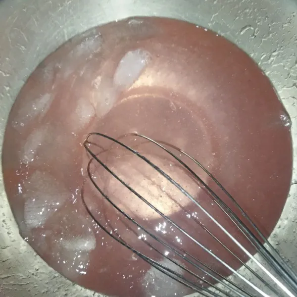 Selagi panas tuang jelly ke wadah yang lebih besar, langsung masukkan es batu secukupnya.