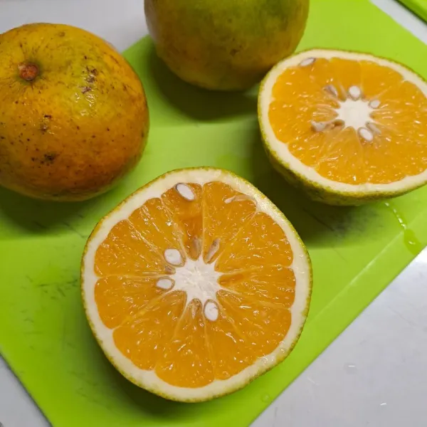 Cuci bersih jeruk. Belah jadi dua, kemudian peras ambil airnya.