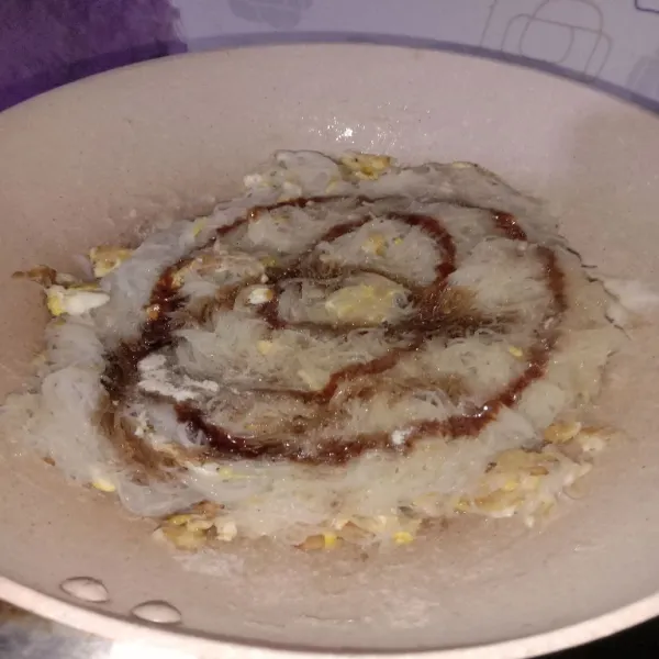 Tambahkan kecap, saus tiram, merica, dan kaldu bubuk. Setelah itu, aduk rata. Tes rasa.