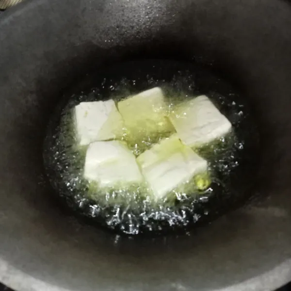 Goreng tahu sampai matang, angkat dan tiriskan, siap disajikan.