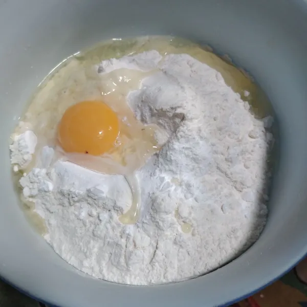 Campur tepung terigu, tepung tapioka, telur, kaldu bubuk dan air, aduk hingga tercampur rata. Masukkan minyak, aduk rata kemudian saring.