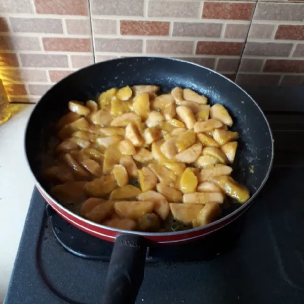 Potong - potong pisang ketebalan 1 cm. Panaskan margarin, masukkan gula dan pisang, masak dengan api kecil hingga pisang matang. Dinginkan.