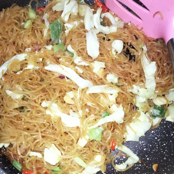 Aduk-aduk hingga sayur matang lalu angkat.