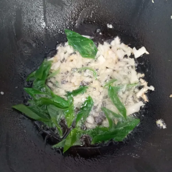 Panaskan minyak goreng, lalu tumis bawang putih dan daun bawang hingga harum.