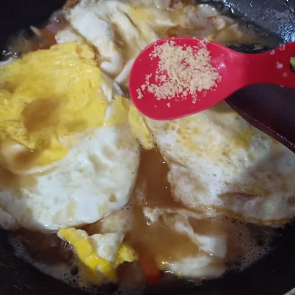 Masukkan telur, beri lada bubuk, garam dan kaldu jamur.