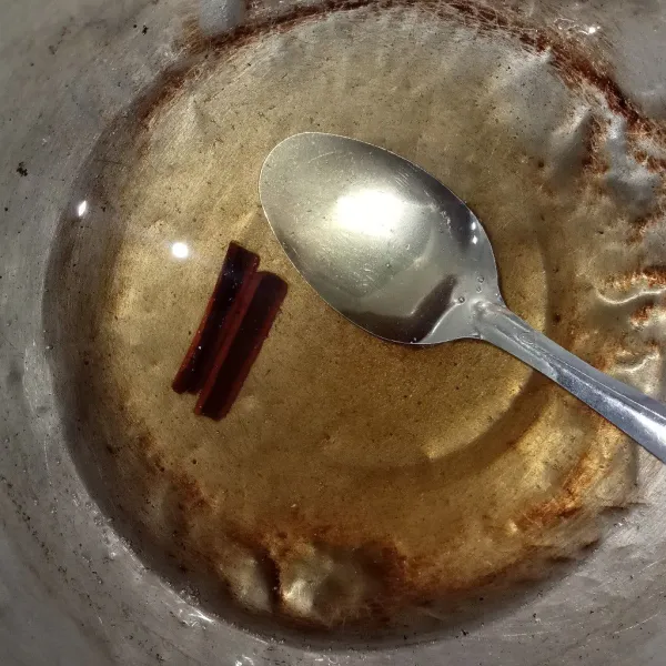 Rebus air gula dan kayu manis hingga mendidih sampai menjadi sirup.