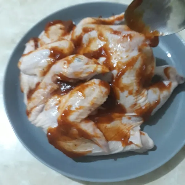 Olesi dengan bawang putih cincang halus dan saus barbeque siap pakai