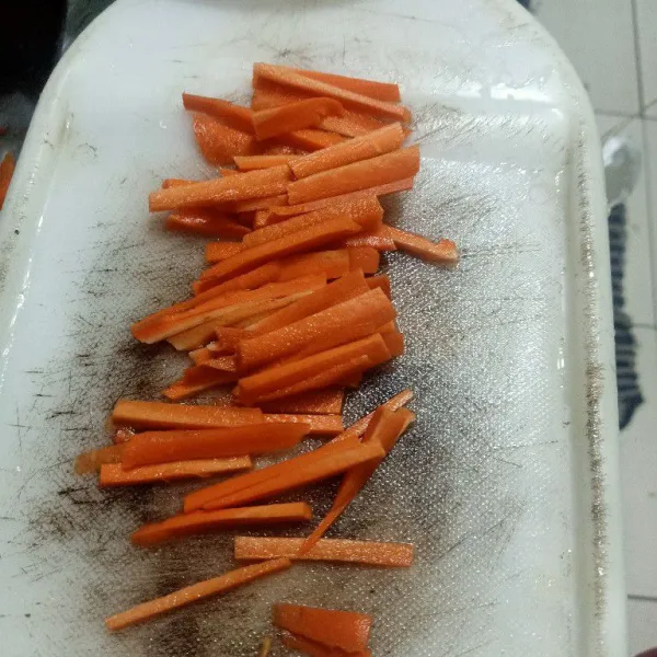 Cuci bersih dan kupas wortel .lalu potong ukuran korek api