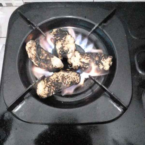 Potong tempe sesuai selera dan bakar di atas kompor.