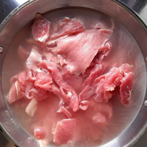 Rebus ikan tuna dalam air mendidih, rebus hingga matang, tiriskan.