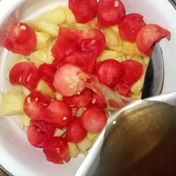Penyajian : masukkan nanas dan semangka ke dalam wadah lalu tuang sirup, aduk rata.