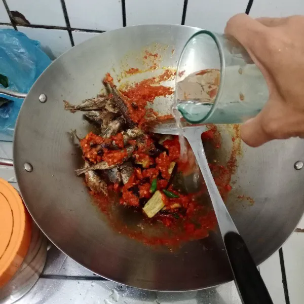 Masukkan ikan dan terong tadi. Aduk rata. Tambahkan air. Masak hingga kuah menyusut. Koreksi rasa. Letakkan di piring saji dan siap dinikmati.