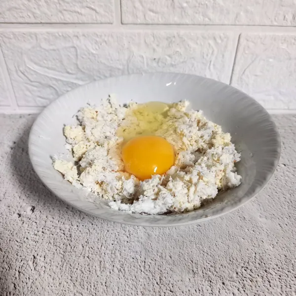 Ceplok telur dalam mangkok.