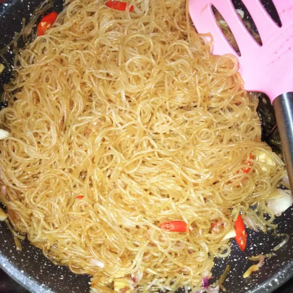 Aduk-aduk hingga kecap, garam, dan gula tercampur rata didalam bihun.