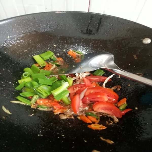 Masukkan tomat, daun bawang dan kaldu jamur, aduk hingga tercampur rata. Tumis sebentar. Matikan kompor.