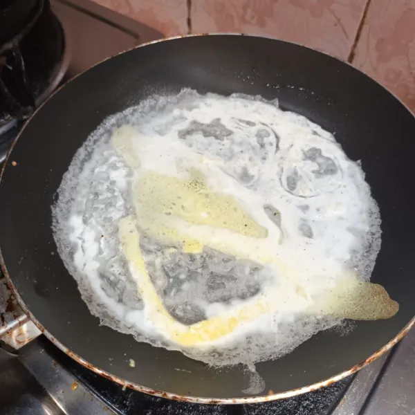 Tuangkan adonan tepung 1 sampai 2 sendok sayur