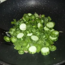 Masukkan pare dan oyong, aduk rata.