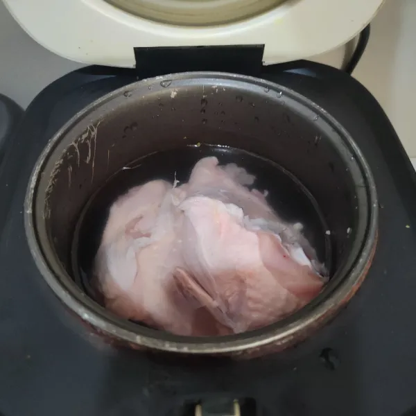 Rebus daging ayam dengan 500 ml air hingga air mendidih.