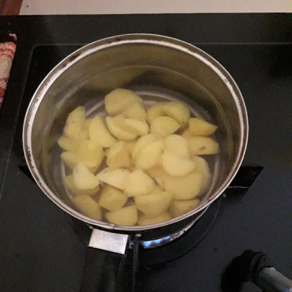 Potong kentang kecil-kecil. Cuci bersih, didihkan air, rebus kentang sampai empuk.