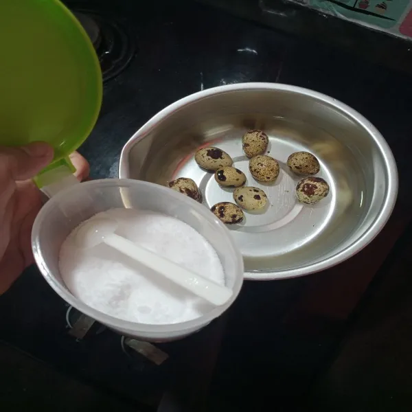 Rebus air setelah mendidih masukkan telur puyuh dan garam.