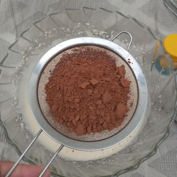 Masukkan nutrijel, coklat bubuk, gula diet dan baking powder sambil di ayak lalu mixer dengan kecepatan paling rendah.