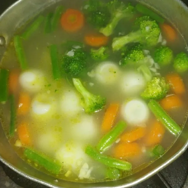 Masukkan brokoli dan telur puyuh, beri garam dan lada bubuk, aduk rata.