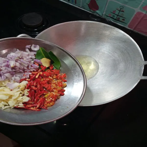 Panaskan minyak dalam wajan, tumis bawang merah, bawang putih dan cabe.