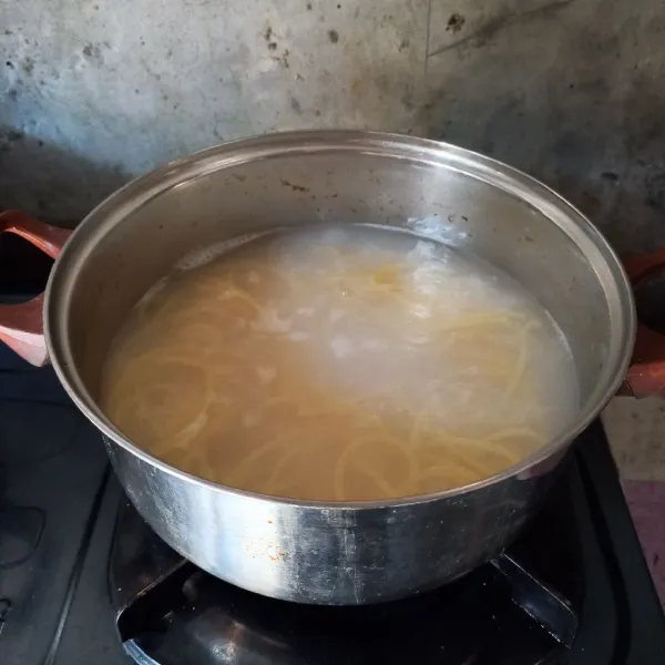 Rebus spaghetti selama 10 menit. Angkat dan tiriskan.