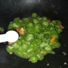 Bumbui dengan garam, lada bubuk, gula pasir dan kaldu jamur. Masak sampai matang, cicipi rasanya dan jika sudah pas siap disajikan.