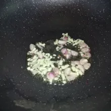 Tumis bawang merah dan bawang putih sampai harum.
