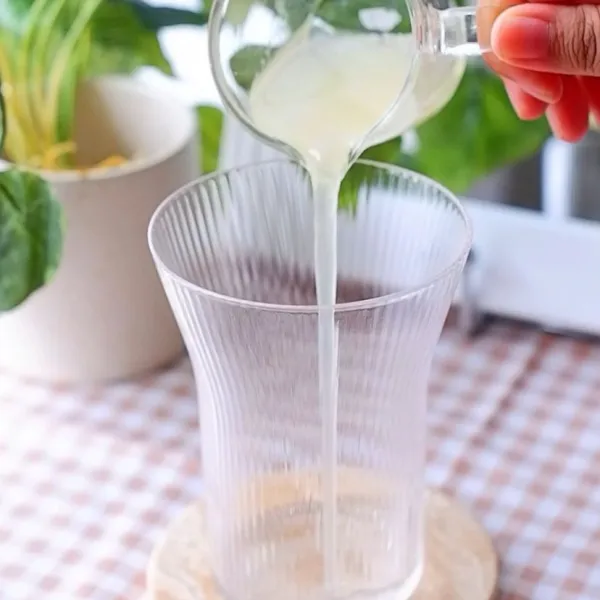 Tuang perasan lemon ke dalam gelas