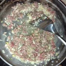 Panaskan secukupnya minyak lalu tumis bawang putih sampai kecoklatan, masukkan daging cincang serta jahe, masak sampai daging berubah warna.