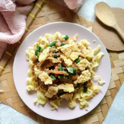 Pecel Mie dengan Kerupuk Gendar