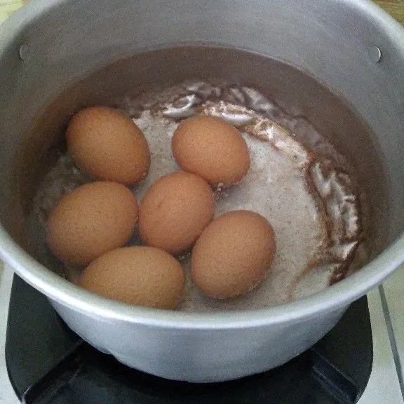 Rebus telur ayam hingga matang lalu kupas cangkangnya .