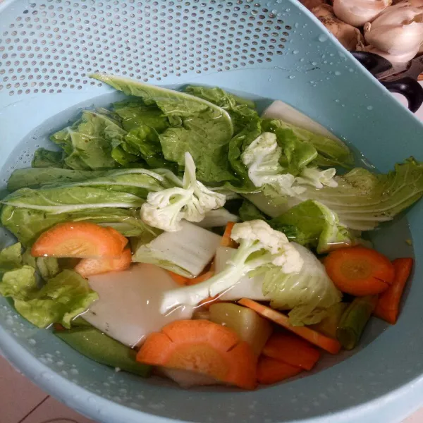 Potong sayur, cuci bersih lalu rendam dengan garam sebentar.