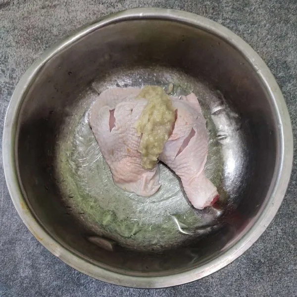 Cuci bersih ayam, kemudian sayat daging tanpa putus agar bumbu lebih meresap. Bumbui dengan bawang putih, garam, merica dan sedikit kaldu bubuk, remas-remas selama 2 menit.
