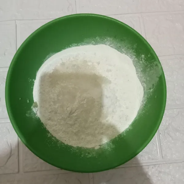 Masukkan tepung ketan, tepung beras, gula, garam, vanili kedalam wadah kentang yang sudah dihaluskan.
