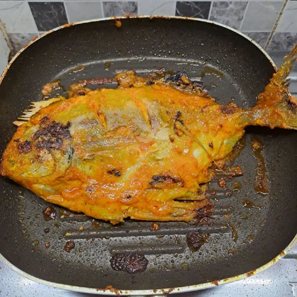 Panaskan grill pan dengan sedikit olesan minyak goreng. Panggang ikan sampai sedikit kering dan ada efek bakar kehitaman di kedua sisi. Angkat dan sajikan.